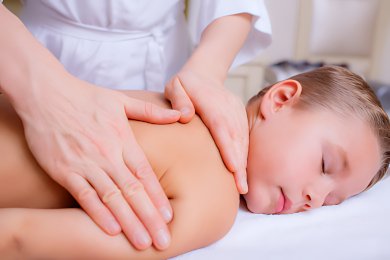 Massage enfant baisser stress, se détendre.