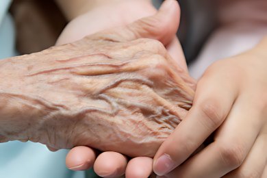 massage personnes âgées garder contact toucher bienveillant.