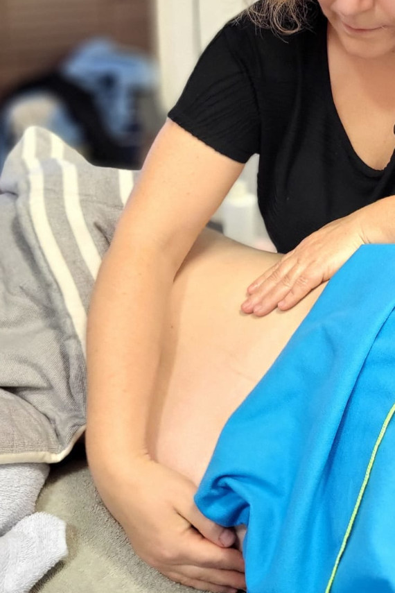 %Masser le ventre de la femme enceinte ainsi que le dps apporte soulagement et détente à la femme enceinte.