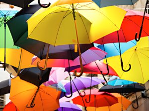 parapluie multicolores accueillir couleurs