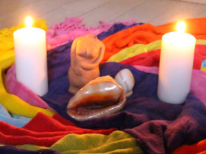 Rituel rebozo qui marque le fait d'être mère tout en retrouvant des activités de vie quotidienne.