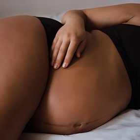 Accueillir le poids d'un ventre rebondi met parfois le corps à l'épreuve, le massage soulage et accompagne les transformations en douceur.